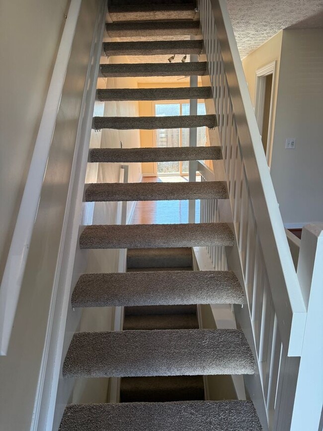 Building Photo - Beautifully remodeled 2BD, 2.5BA, Polaris ...