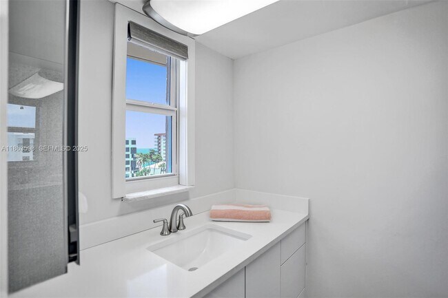 Building Photo - 1160 Hillsboro Mile