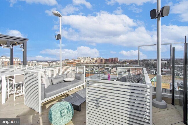 Building Photo - 1021 N Garfield St