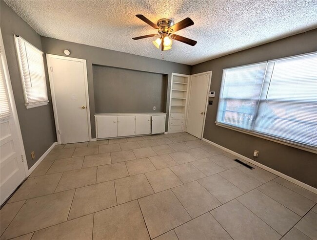 Building Photo - 2800 NE 17th St