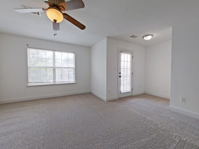 Building Photo - Available NOW- West Augusta Townhome with garage