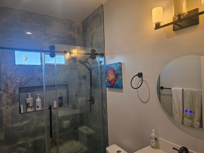 Building Photo - Fully Furnished 2 Bed, 2 Bath Townhome – 5...