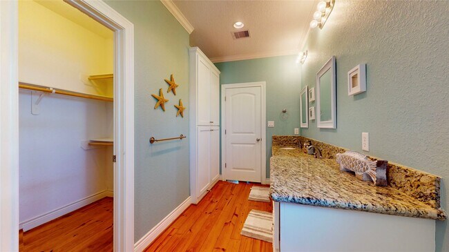 Building Photo - 1121 Blue Water Dr