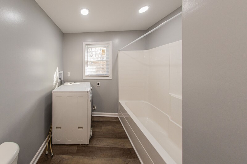 Building Photo - 120 Lake Dr