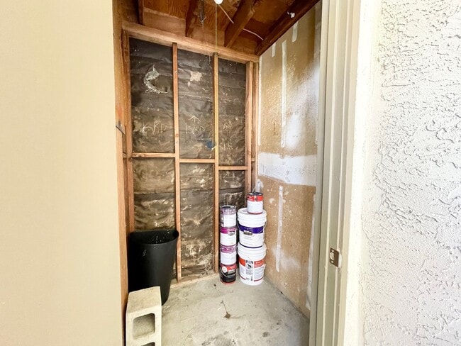 Building Photo - Upper Level Condo in Gated Arbor Hill!