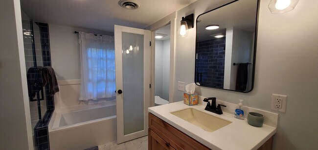 Building Photo - Pre-Leasing Winter and Spring Furnished Rental