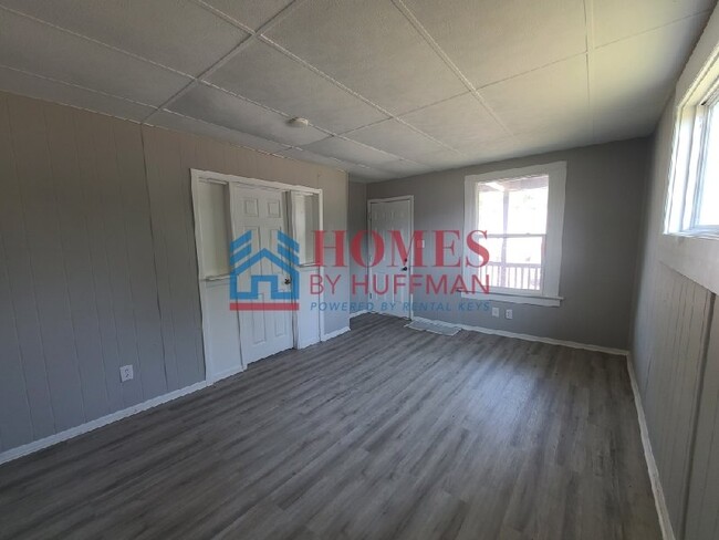 Building Photo - Two Bedroom House | Move in Ready!