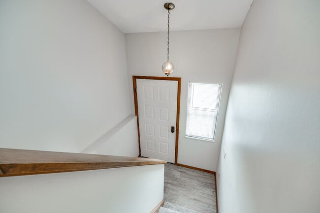 Building Photo - 652 Hidden Valley Ct