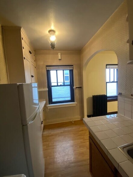 Building Photo - 528 State St