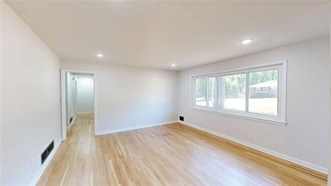 Building Photo - 8 Larose Dr SW