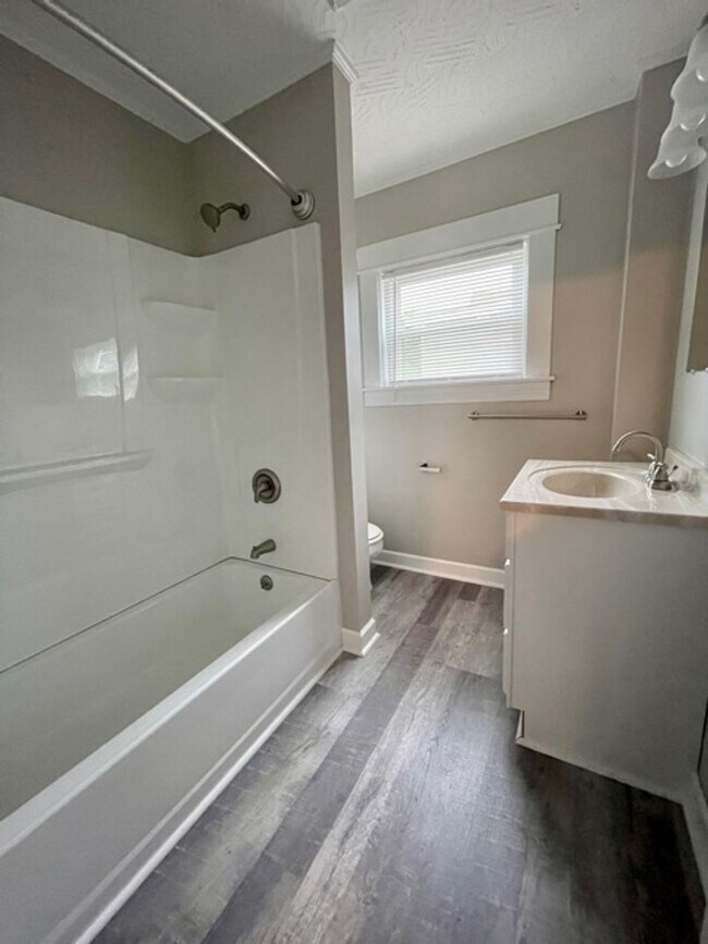 Building Photo - PERFECT  2 Bedroom Move-In Ready!