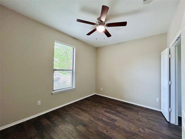 Building Photo - 14200 Lake Victor Dr