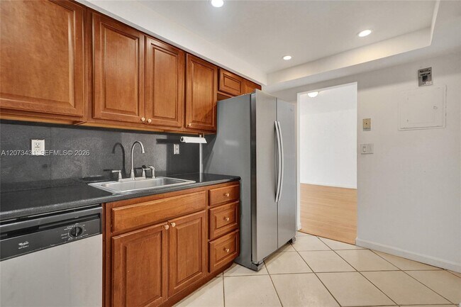 Building Photo - 10350 W Bay Harbor Dr