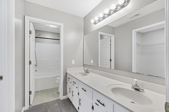 Building Photo - 213 E Ridge Ct