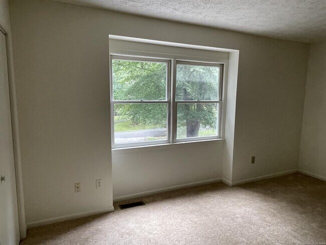 Building Photo - 158 Albemarle Dr