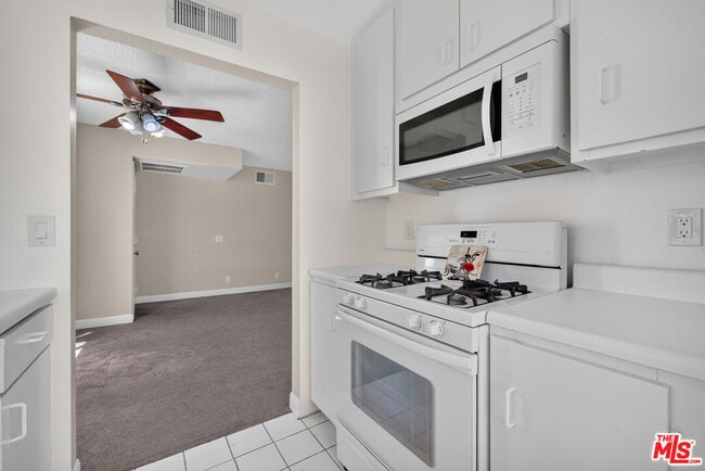 Building Photo - 2554 Olive Dr