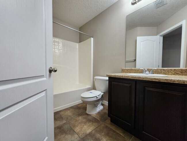 Building Photo - Beautiful Townhome; Open Floor Plan; New P...