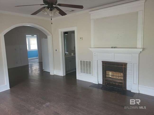 Building Photo - 503 S Cedar St