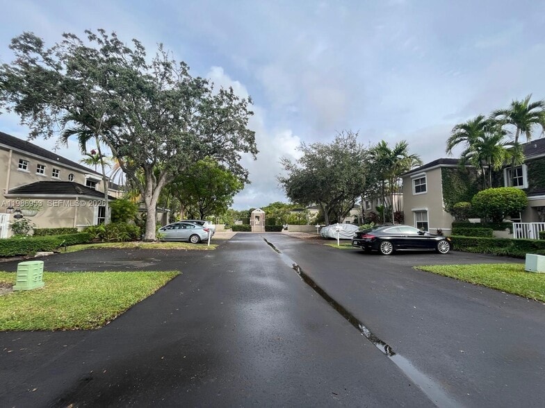 Building Photo - 5570 SW 70th Pl S