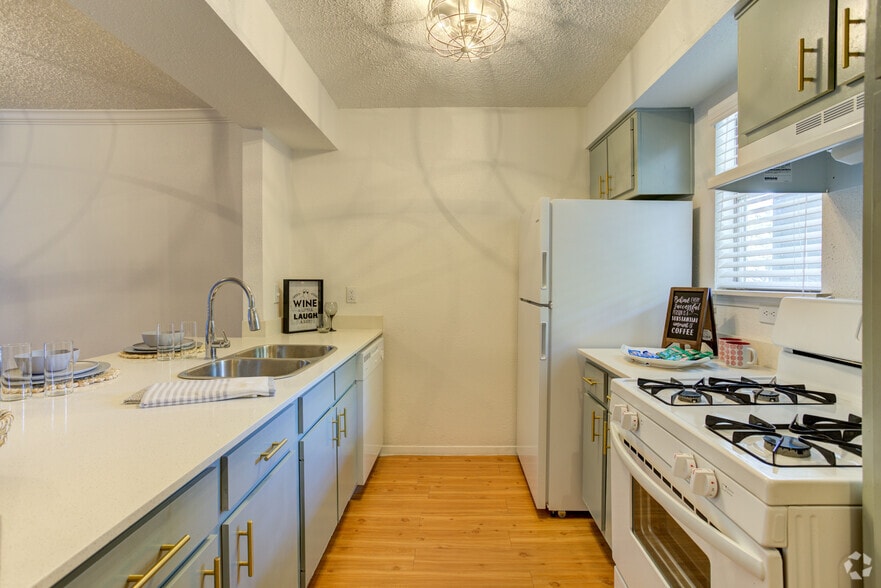 Kitchen - Galleria Flats Apartments