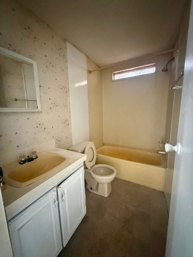 Building Photo - 3 Bed 2 Bath Mobile Home Under Renovations