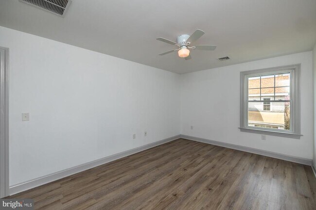 Building Photo - 411 James St