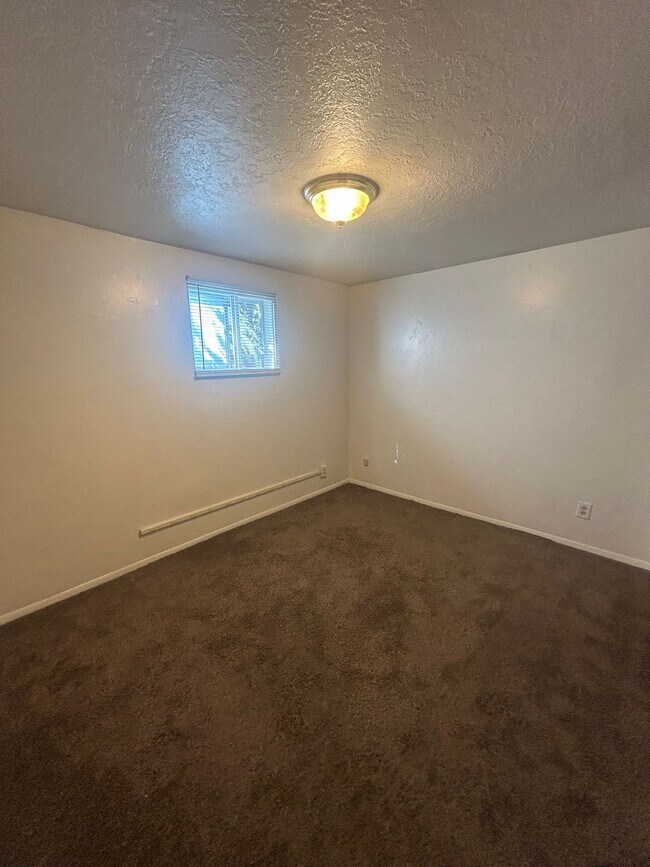 Building Photo - 1005 1/2 Park Lane-