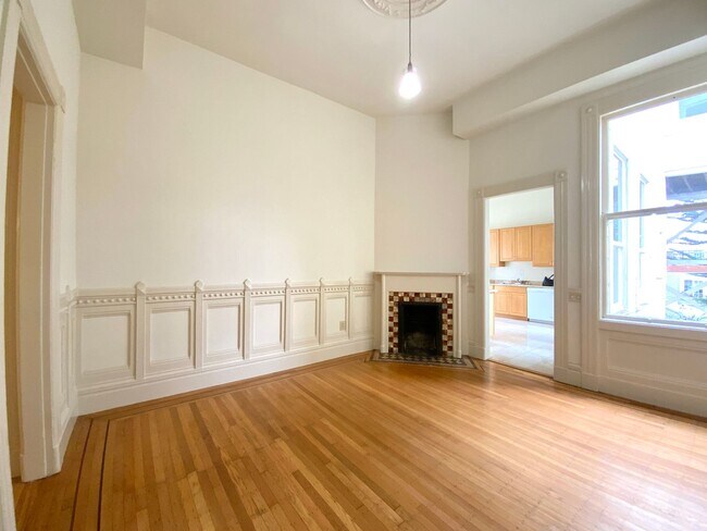 Building Photo - SPACIOUS 4BR! Laundry IN-UNIT! Great Locat...