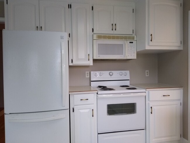 Building Photo - Stunning 4 bedroom 2 bath Virginia Village...