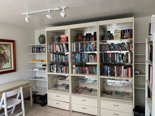 Building Photo - 425 Ena Rd