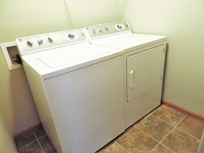 Building Photo - $1,650 | 3 Bedroom, 2.5 Bathroom TOWN HOME | NO PETS | Available for August 1st, 2026 Move In!