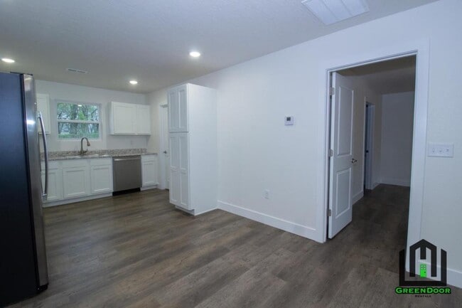 Building Photo - 303 Lion St