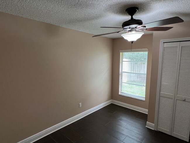 Building Photo - Fountain Lakes Community