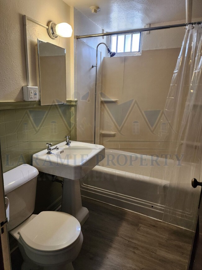 Building Photo - 1 Bedroom Apartment