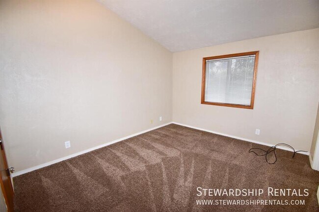 Building Photo - 5051 Forsythia St