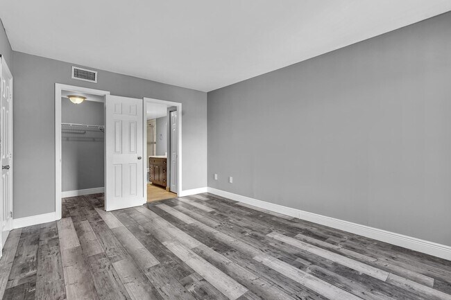 Building Photo - 4158 Inverrary Dr