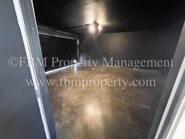 Building Photo - 211 Stonegate Dr