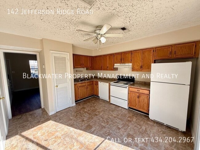 Building Photo - 142 Jefferson Ridge Rd