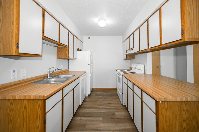 Building Photo - Oak Hills Manor