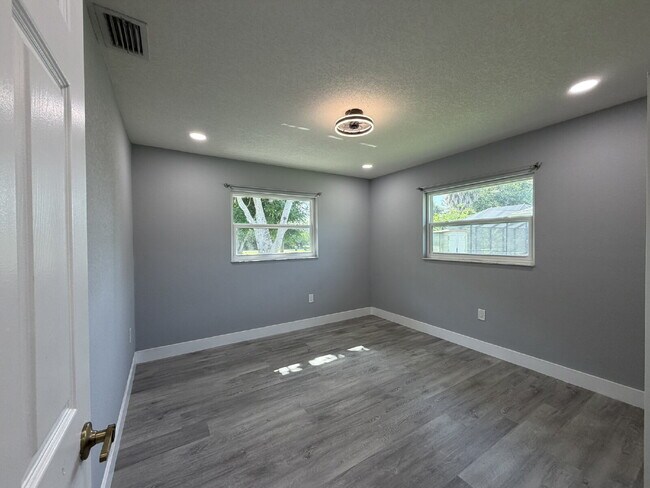Building Photo - "Charming 3-Bedroom Retreat with 2 Full Baths on Aurora St NW!"