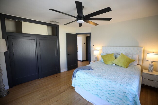 Building Photo - Fully Furnished Luxury Waterfront Unit w/in Walking Distance to the Shopping, Beach, Restaurants,...