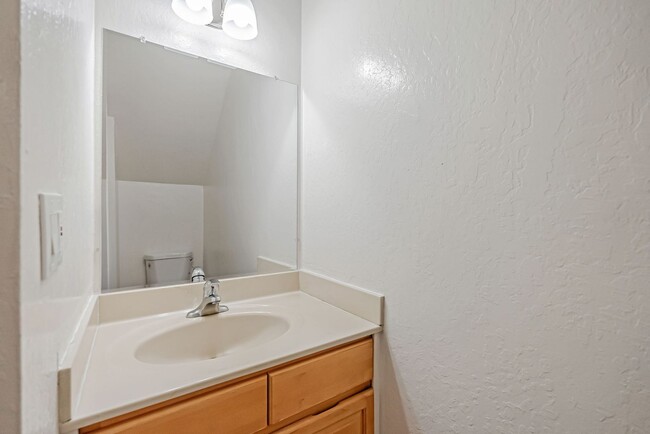 Building Photo - BEAUTIFUL REMODELED TWO STORY TOWNHOME IN ...