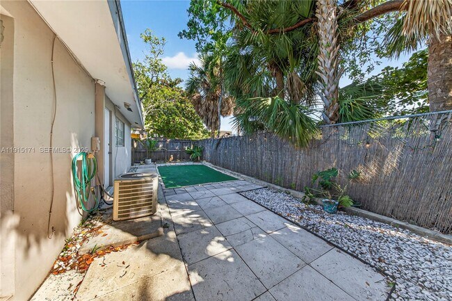 Building Photo - 924 NE 17th Terrace