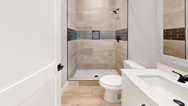 Building Photo - 5BR/5BA Fort Sanders Townhome | Corner of ...