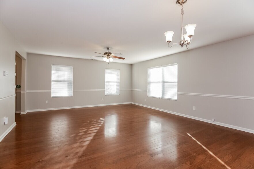 Building Photo - 1005 Joselynn Drive