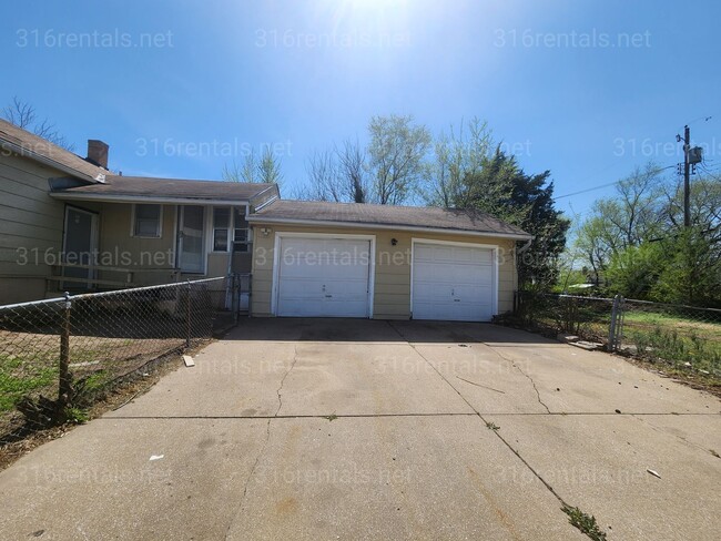Building Photo - 957 N Old Manor Rd