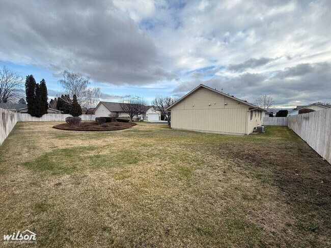 Building Photo - West Valley Rental – 2 Bed, 2 Bath, Large Living Area