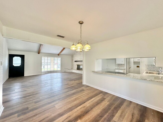 Building Photo - Available now! Newly Updated 3/2/2! Large ...