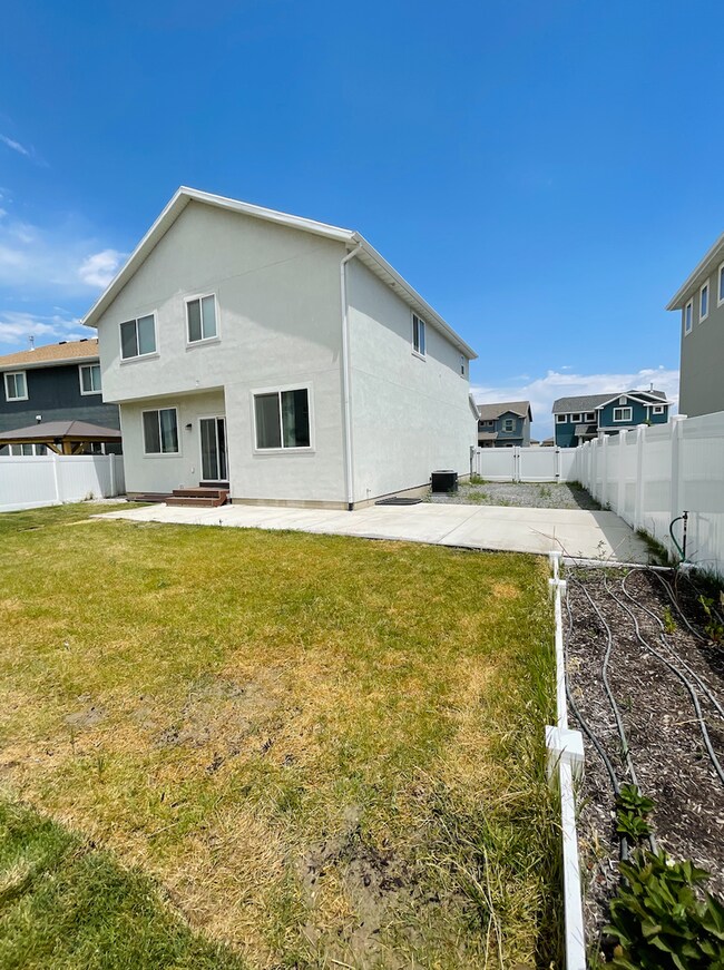 Building Photo - 4772 Silver Ridge Rd