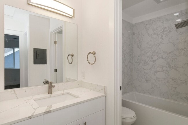 Building Photo - 1st Month free Rent !